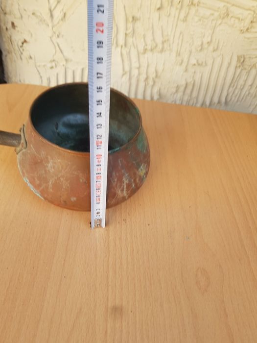 Стар малък дълбок тиган следи от патина