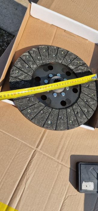 Disc ambreiaj tractor fiat Diametru: 280 mm
Numar dinti: 10
Dimensiune
