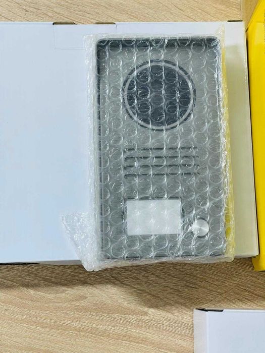 Kit de interfon video Vimar K40910 panou de intrare gri și monitor alb