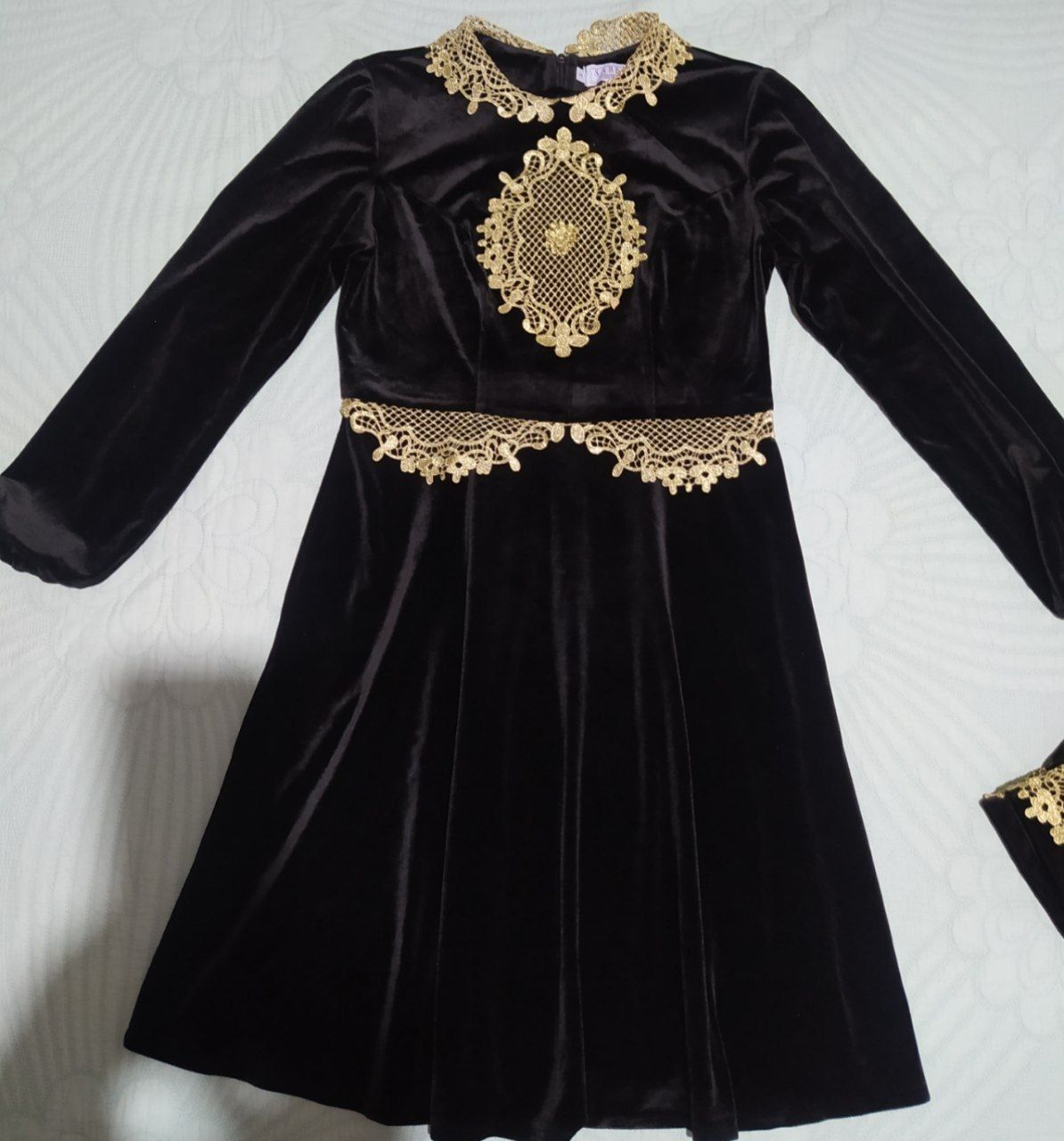 Чёрное платье с вышивкой из велюра