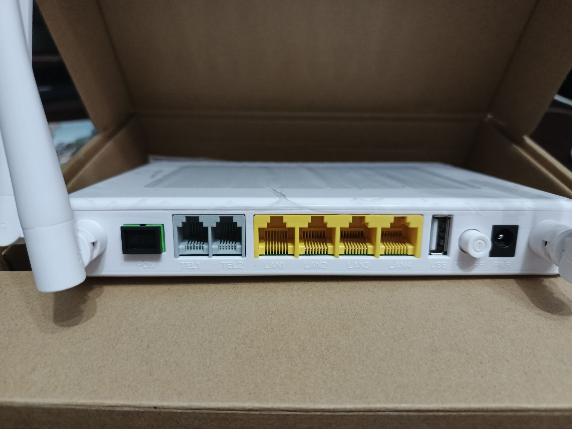 Роутер  ONU GPON, 4 порта 10/100/1000Base-T, 2 порта POTS