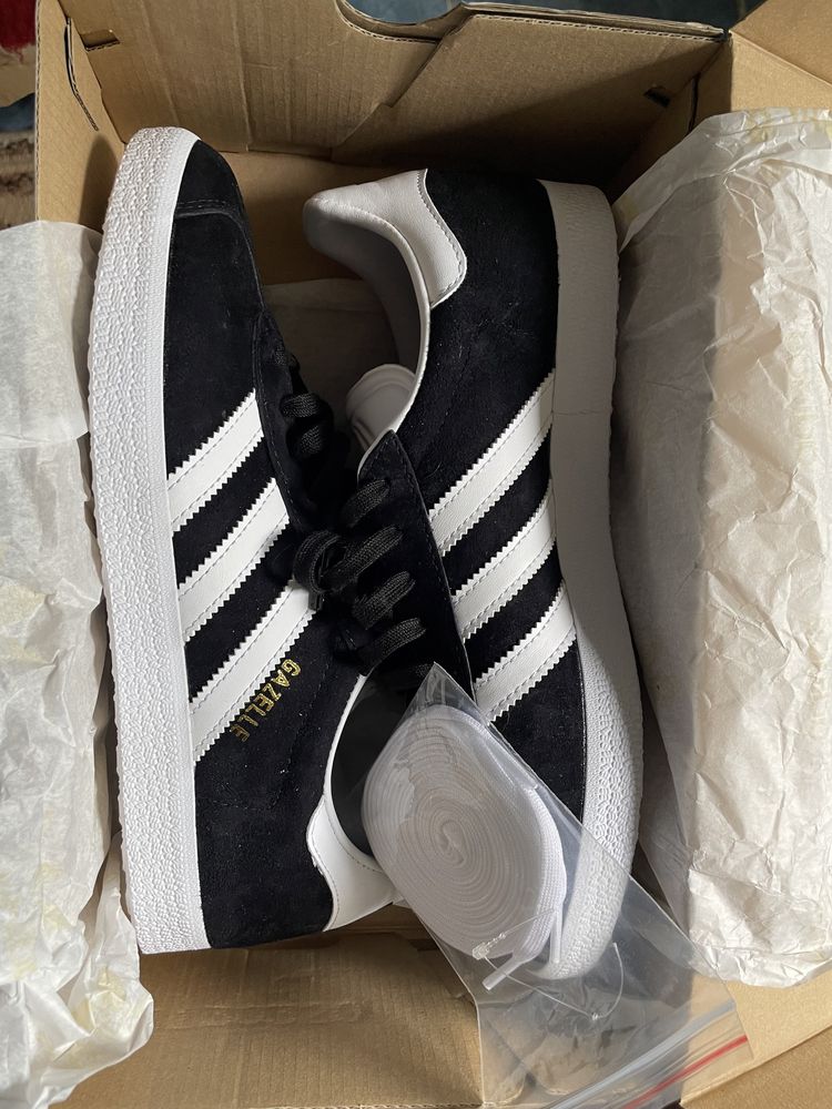 ADIDAS GAZELLE
Core Black/ White/ Gold Metalic