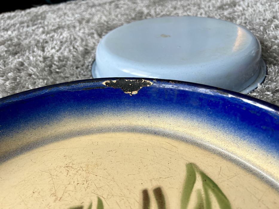 Две стари емайлирани тави