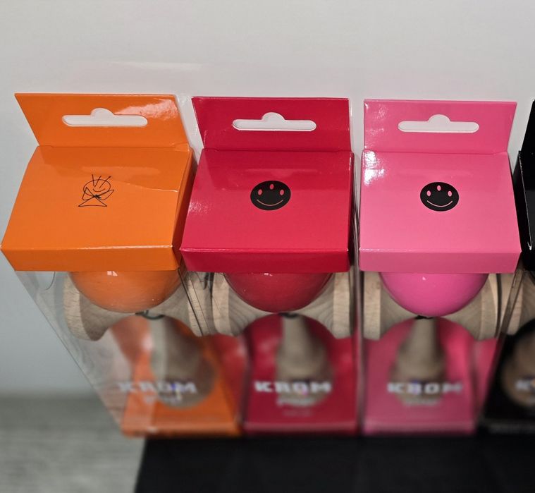 Kendama KROM POP LOL Culori Diverse (Rosu / Roz / Portocaliu)