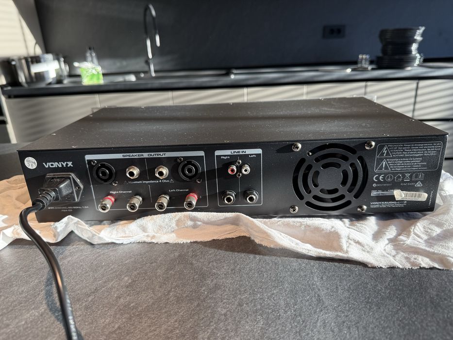 Amplificator profesional cu 2 canale Vonyx VPA300