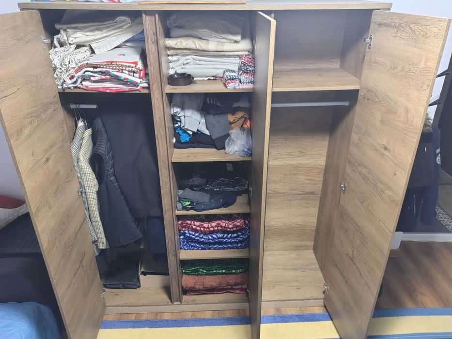 Vând șifonier haine