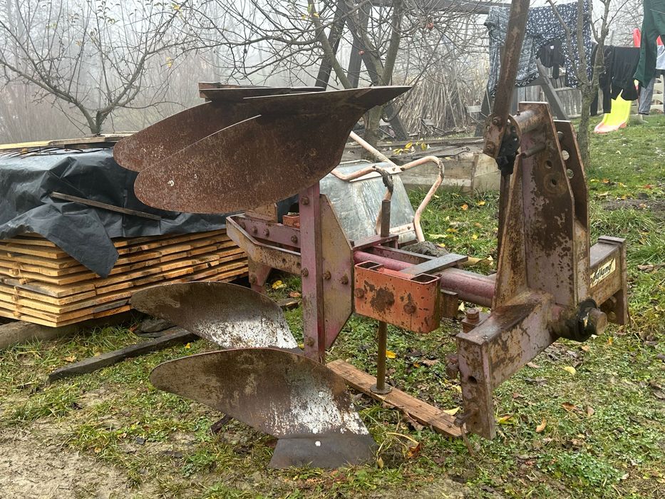 Vând plug reversibil