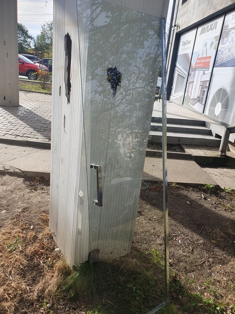 Ușa din sticla pentru duș