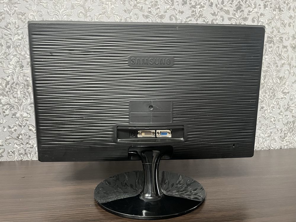 samsungS22B300B б/у