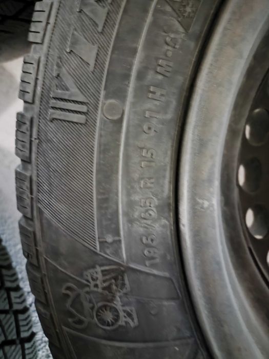 Продавам джанти 15 от фостваген  със зимни гуми