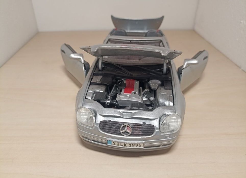 Mercedes SLK 
Scara 1:18
Maisto 

Fotografiile fac parte din descriere