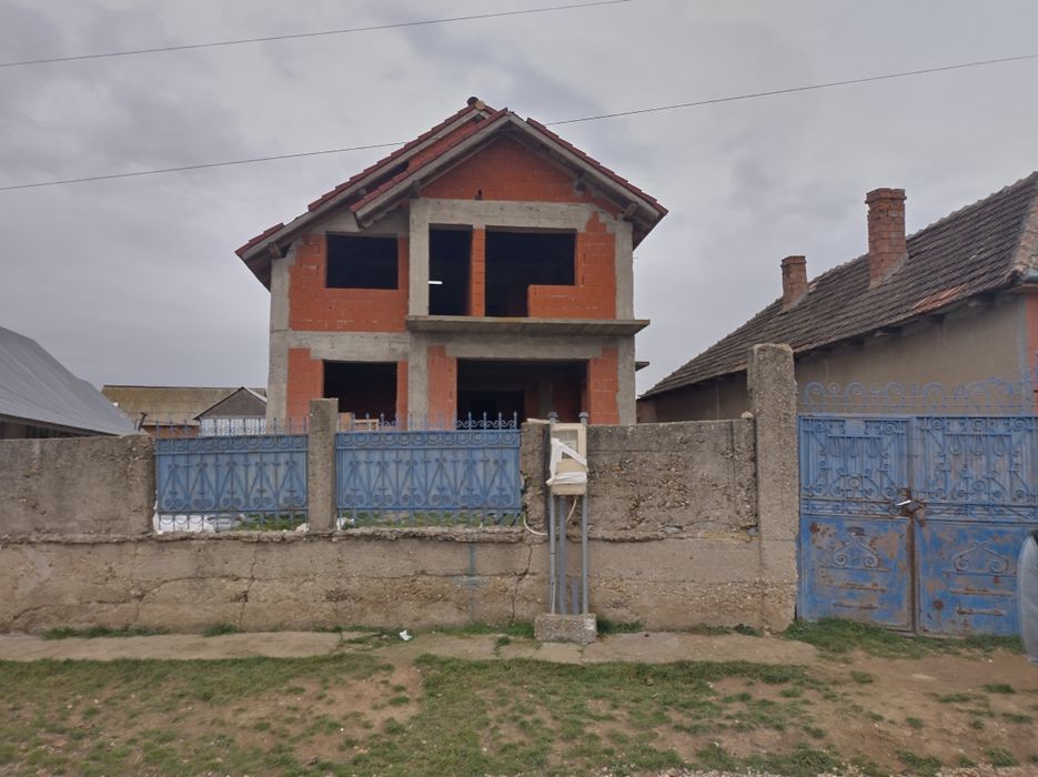 Vand sau schimb casa la rosu