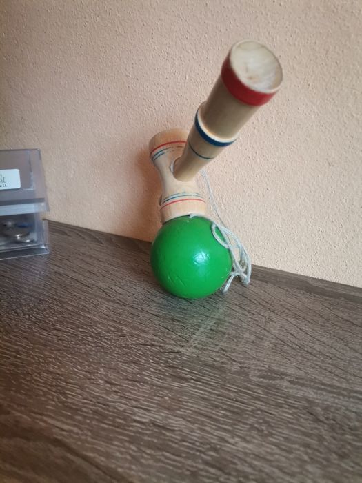 Vând kendama sau schimb