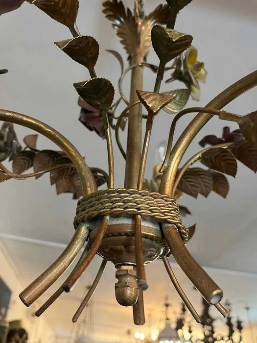 Candelabru vintage metalic cu flori și frunze aurii