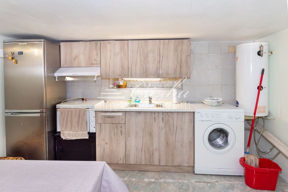 Тристаен ТУХЛЕН апартамент - кв.Тракия