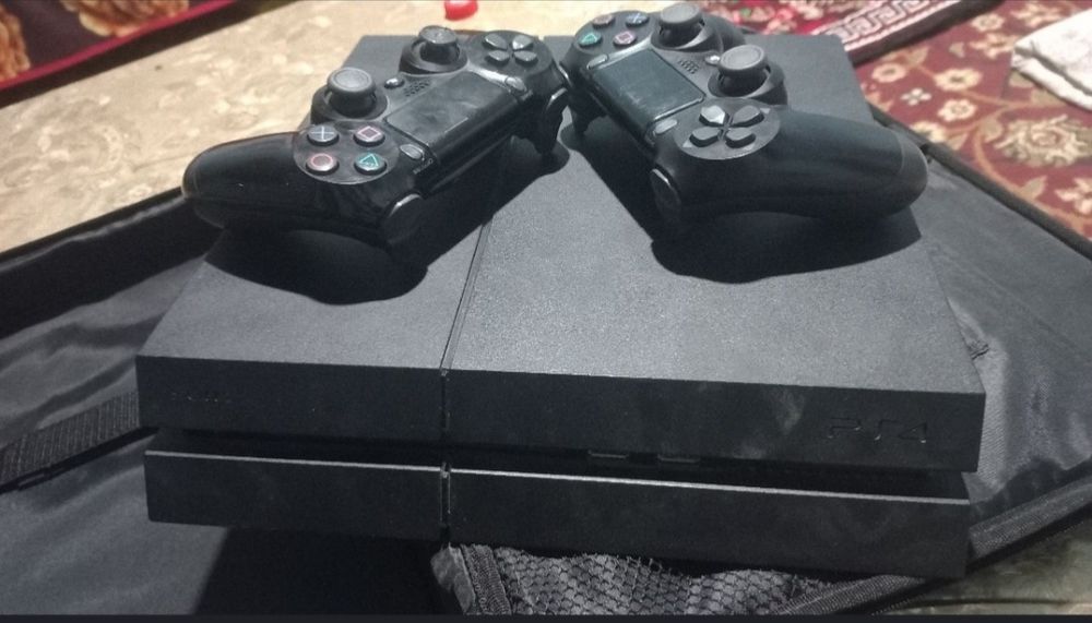 Sony PlayStation 4 sotiladi 2 pult 5 o'yin