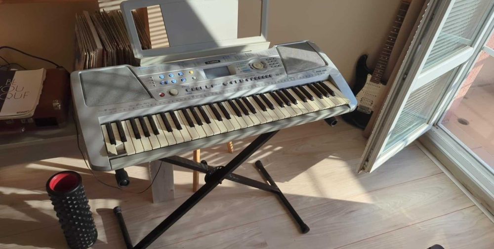 Синтезатор Yamaha PSR 290 с ДЕФЕКТ (с включена стойка)