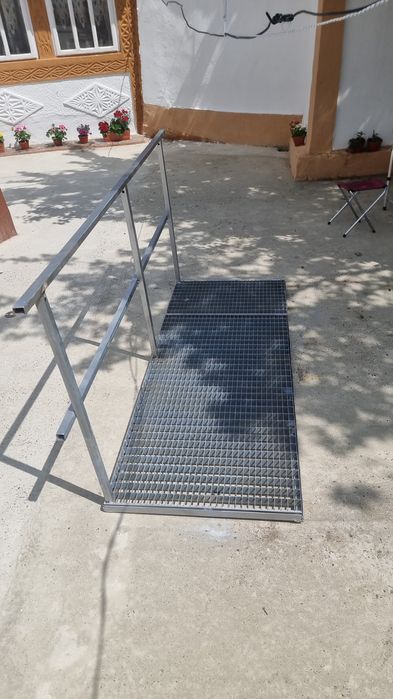 Vând scarii metalice zincate exterioare și pentru incendii , platforme