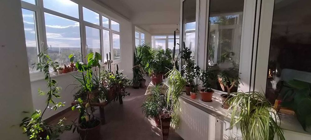 Vand apartament extra spatios, cu garaj