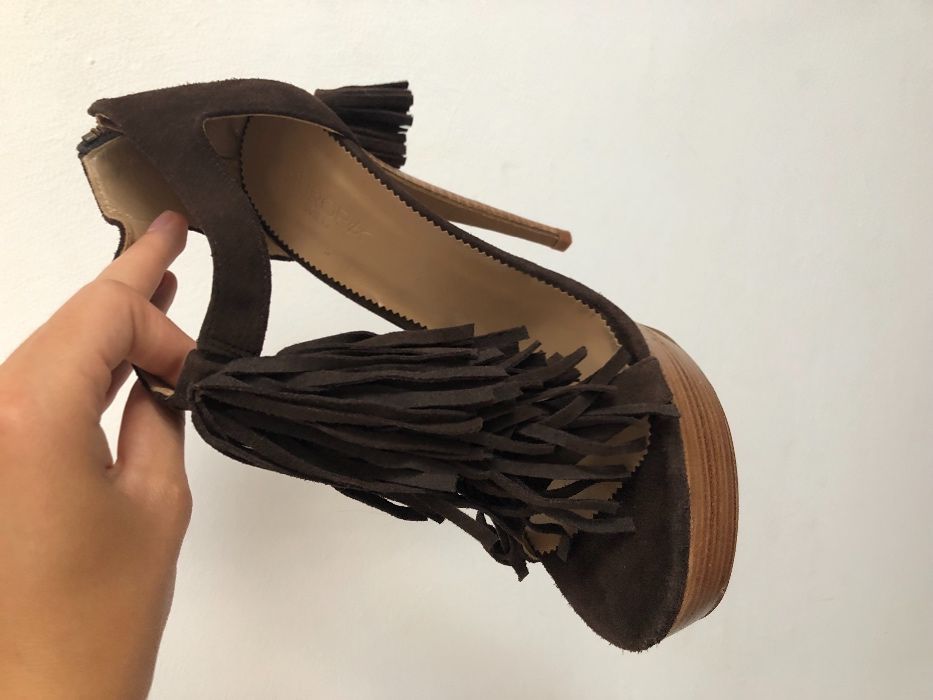 Pantofi superbi cu toc si franjuri maro