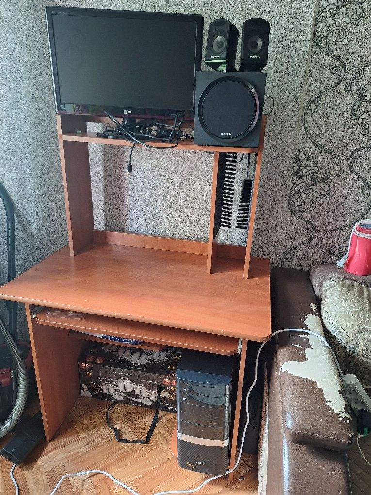Продам компьютерный стол, монитор, процессор, сабвуфер