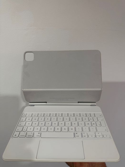 iPad Pro 11 M1 128GB Silver cu Magic Keyboard