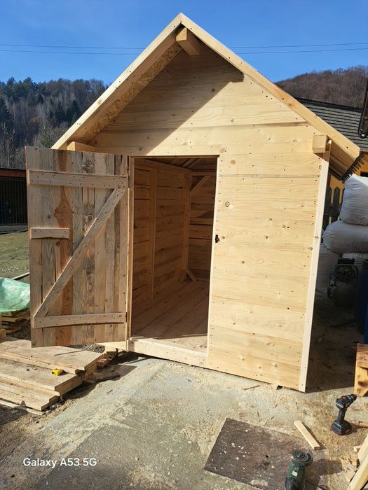 Casute din lemn de rasinoase