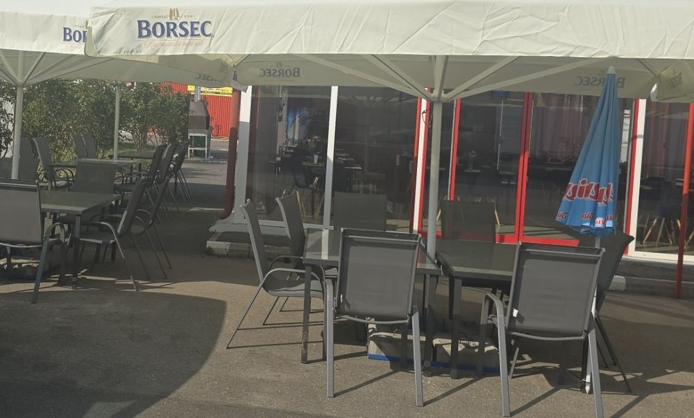 Mese scaune restaurant interior terasa exterior