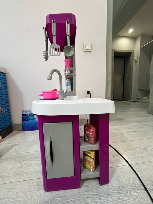 Продам детскую кухню , с принадлежностями .