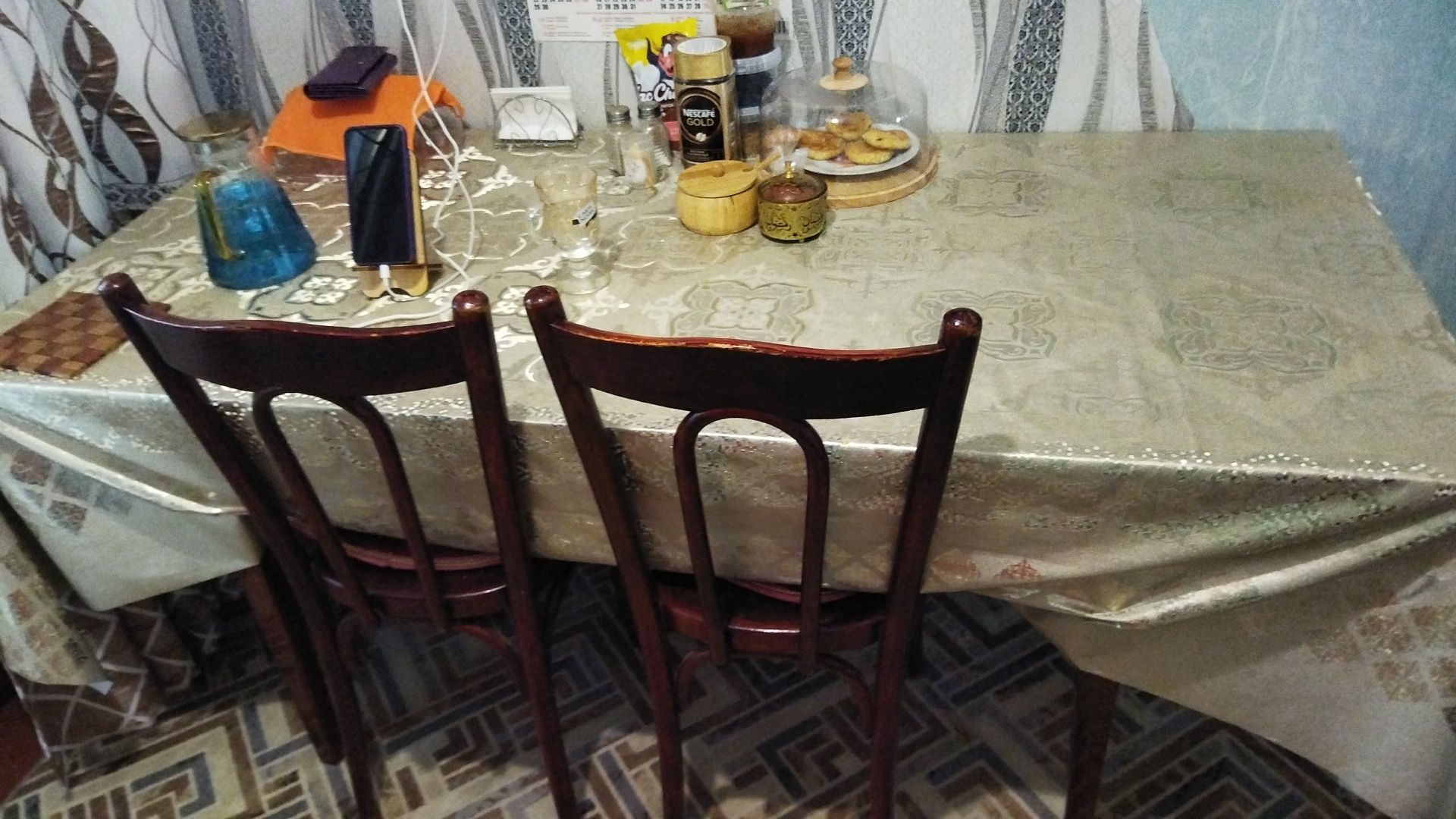 Стол и два стульчика