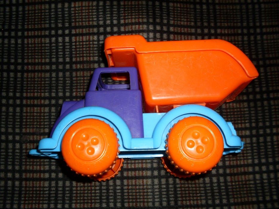 игрушечная машинка с лопатками и формочками для песка