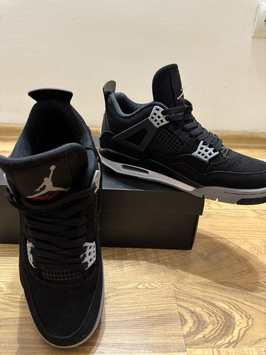 Air Jordan 4.