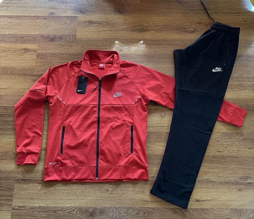 Мъжки,полиамиден екип Nike с лека топла подплата