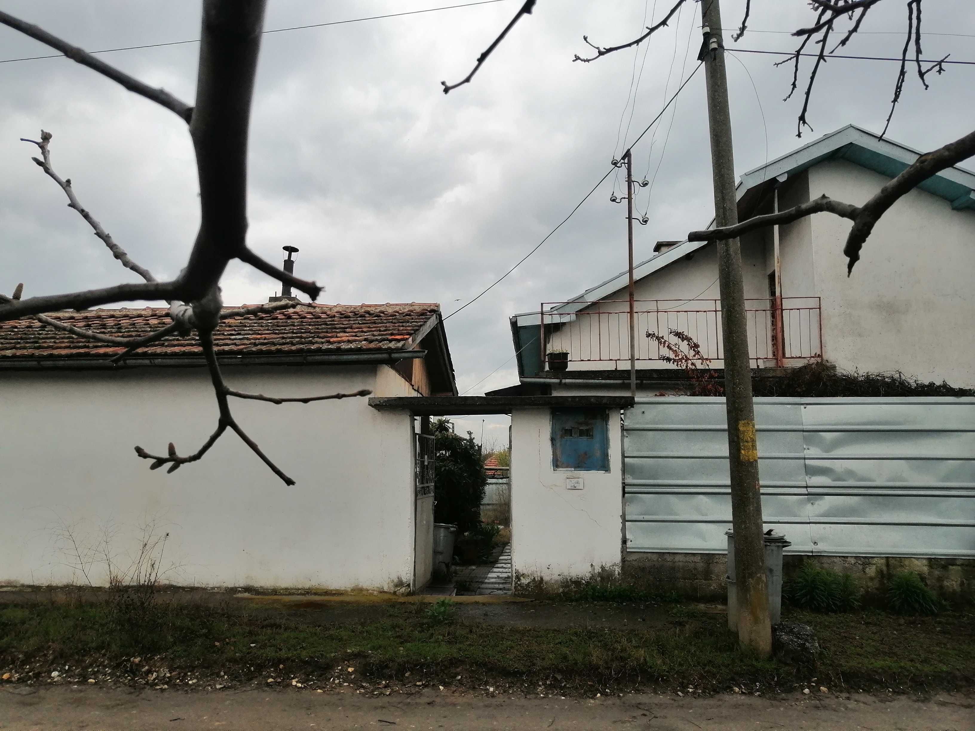 Продават се къща и земеделска земя