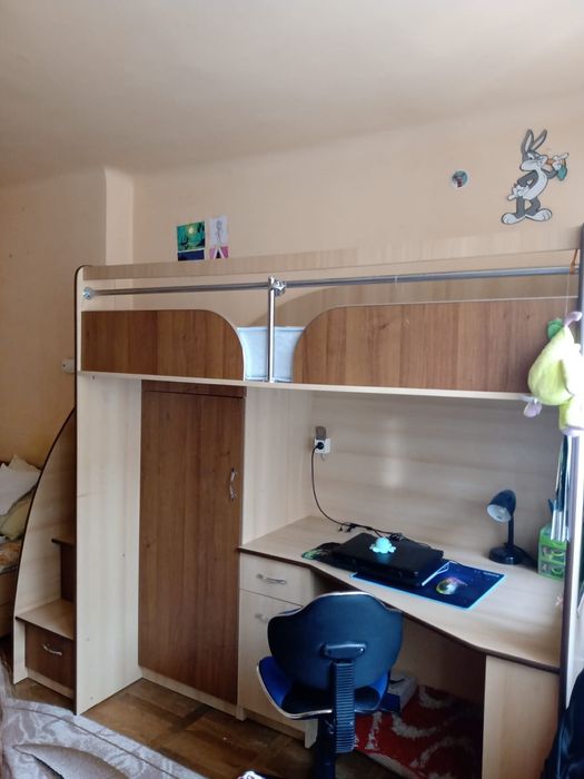 Pat supraetajat cu birou si dulap