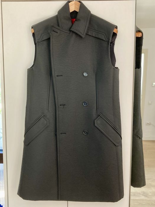 Palton barbatesc fara maneci Hugo Boss cu urme de utilizare