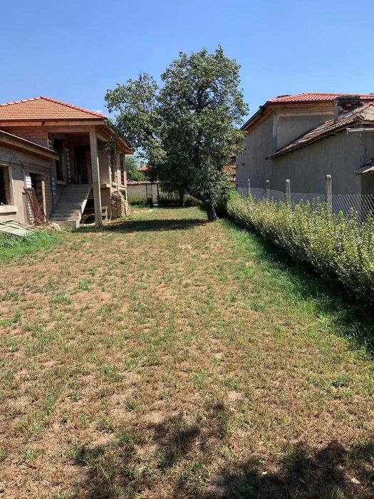 Еднофамилна къща с дворно място в непосредствена близост до центъра