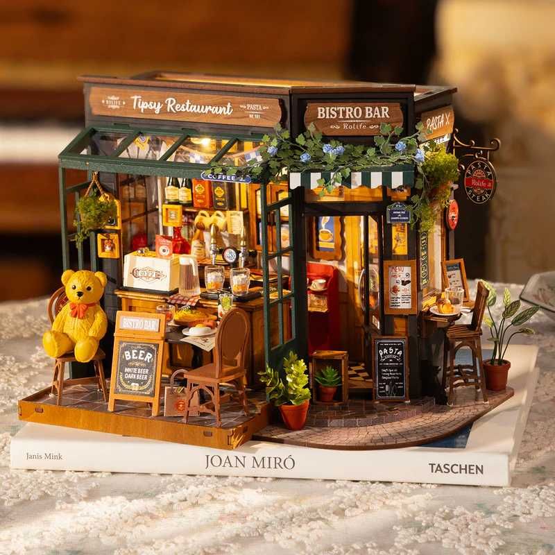 Миниатюрна къщичка: Tipsy Restaurant – DIY комплект, подарък с чар