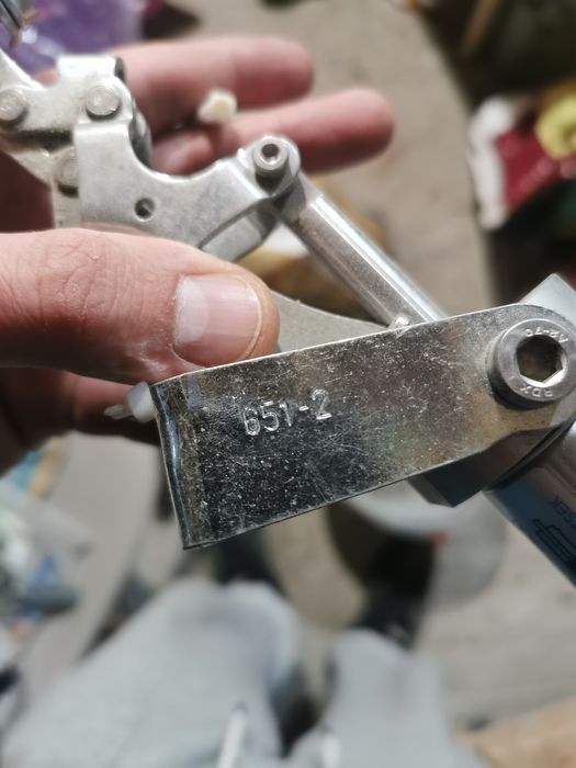 Dispozitive pneumatice de fixare, menghine, cleme