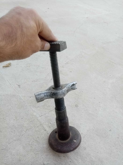 Домкрат автомобильный