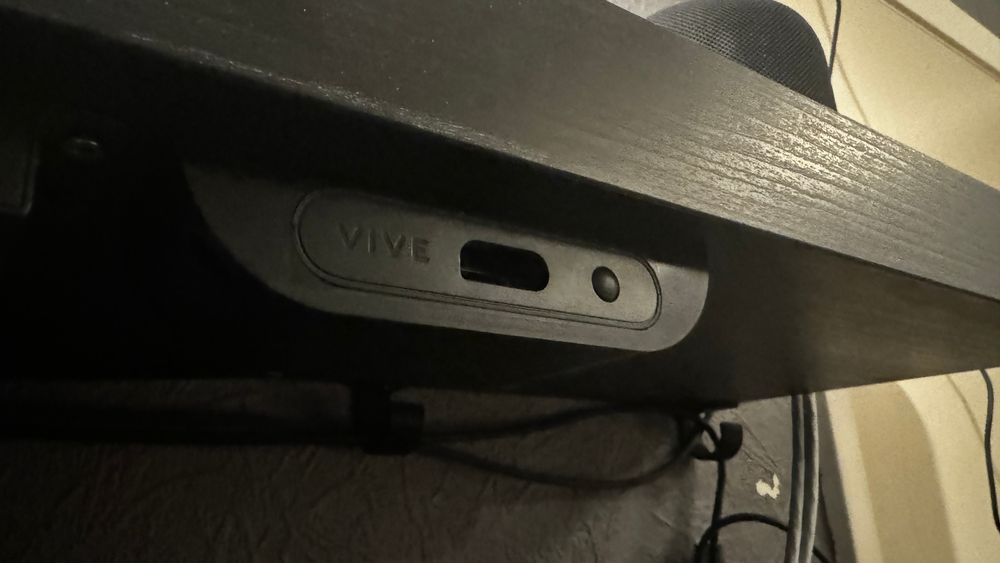 HTC Vive Pro комплект + 3 контролера + стойки за хедсета и контролери