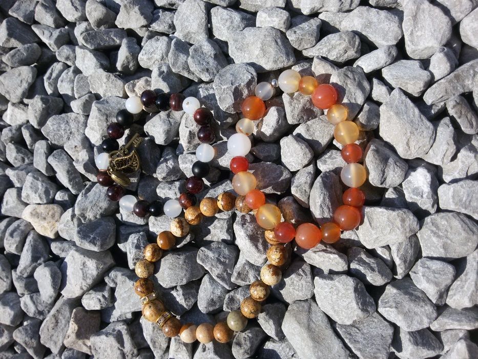 Гривни от естествени камъни