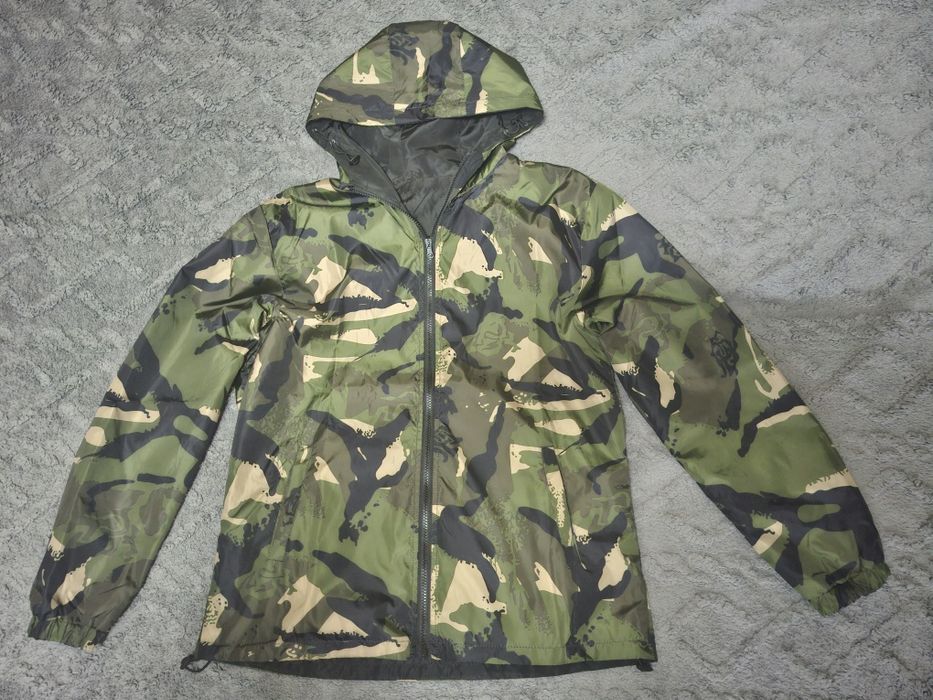 Куртка на осень цвет камуфляж и чёрная  двусторонняя