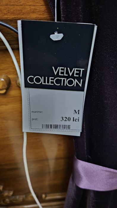 Vand rochie de catifea.