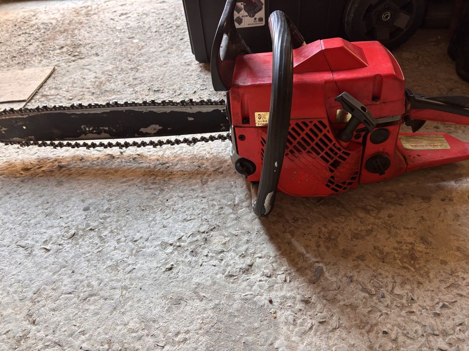 Бензопила рабочий