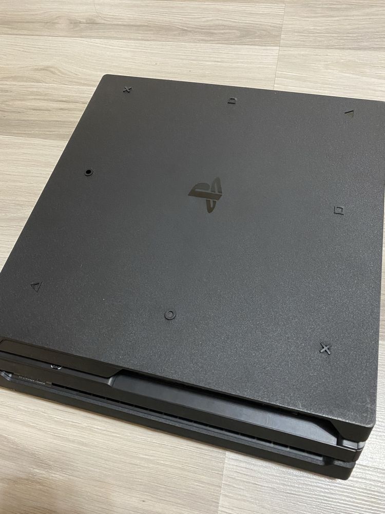 Продавам PS4 PRO 1TB