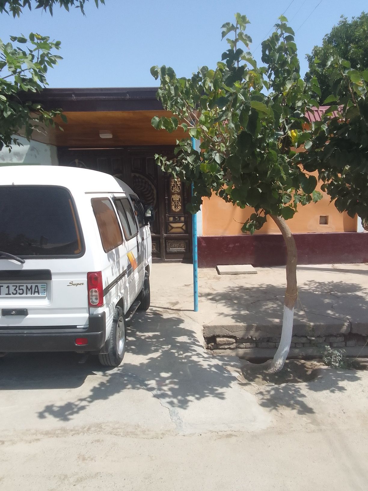 Uy sotiladi 3 xona tepa pas banya oshxona narxi 280 mln