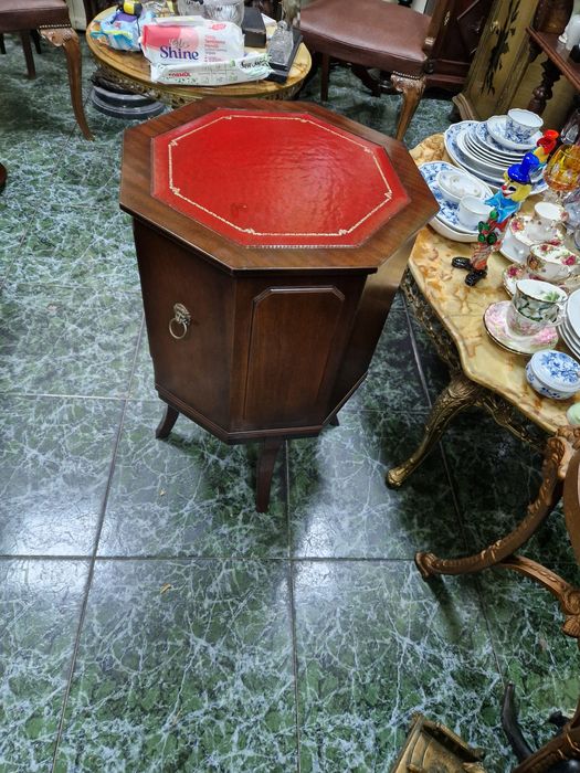 Уникален антикварен английски дървен шкаф бар