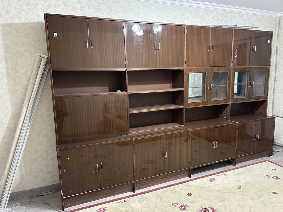 Продаётся большой деревянный шкаф-стенка для зала