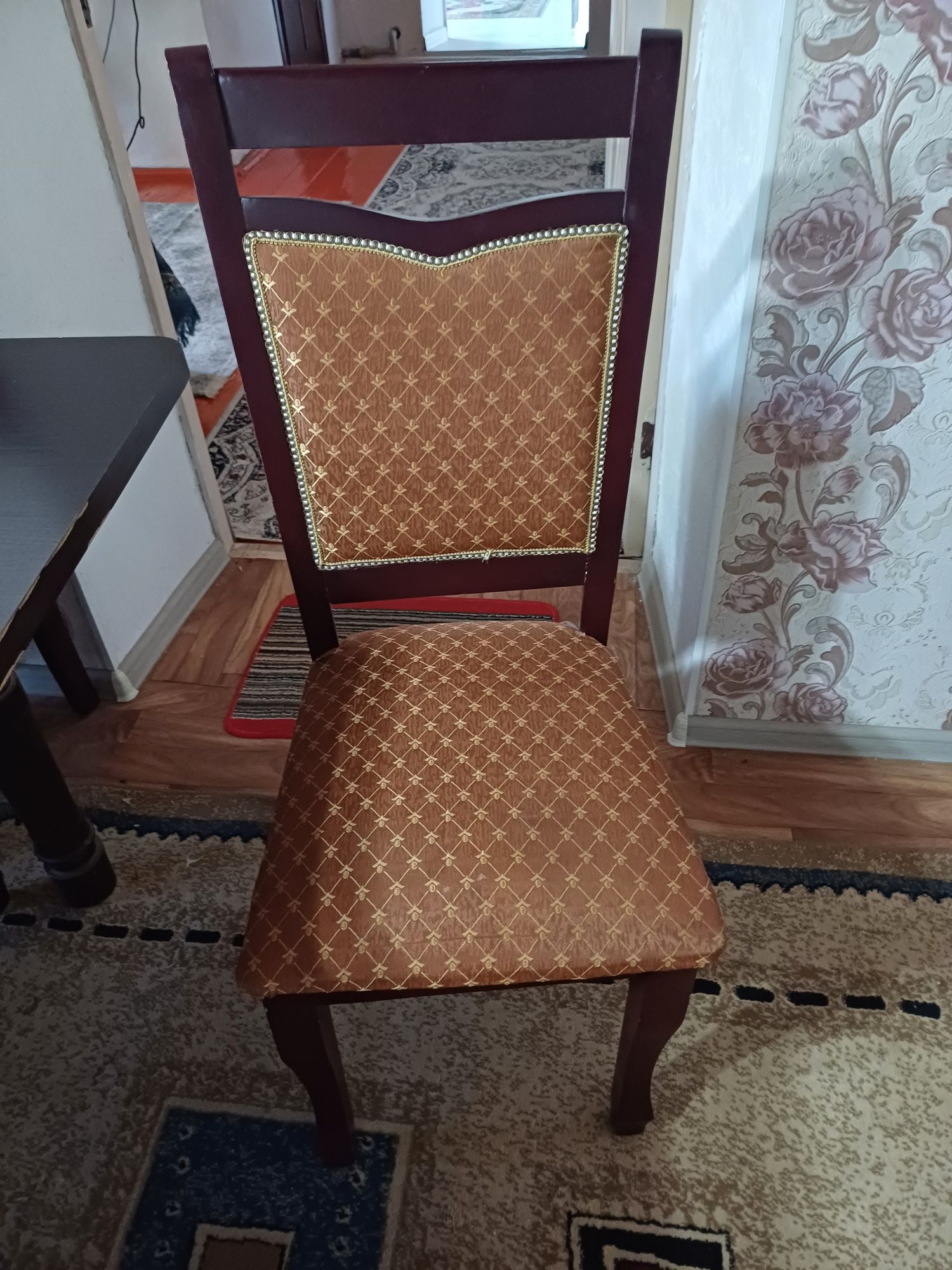 Стол и стульясымен